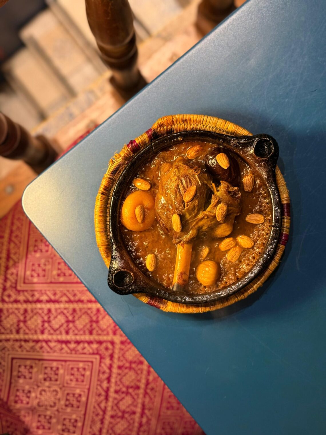 Seffa (semoule beurrée, amandes,  cannelle, sucre) accompagné d'un  verre de lait ou L'bene (Lait fermenté)